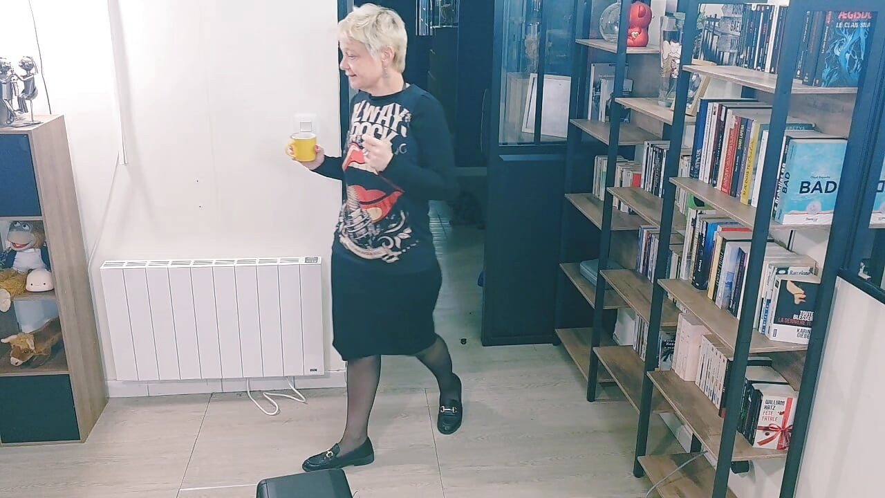Olgun MILF vajinamla çalışmak ya da dildo arasında seçim yapmak zorundaydım