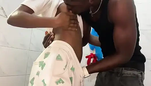 Aile Toplantısı Sırasında Banyoda Edepsiz Domalma