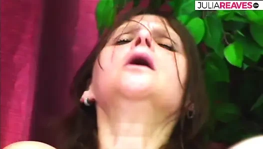 Olgun bir sürtük bir yıldız gibi bindikten sonra yarağı emiyor