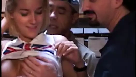 Azgın kaltaklar yarak emiyor ve grup sikiliyor ve dölleniyor