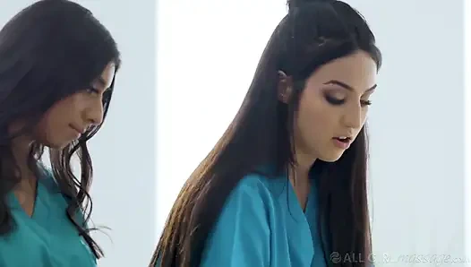 All Girl Massage - sahibi Lena Paul ürününü iki seksi çalışanla test ediyor