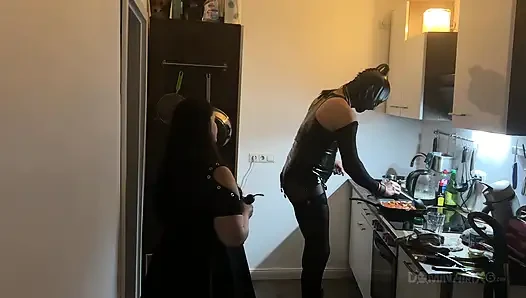Baskın orta yaşlı seksi kadın mutfakta lateks sub'un götünü genişletiyor