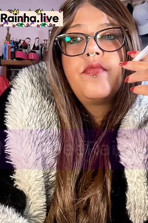 Kürklü iri güzel kadın yeşil gözlü zincirli kraliçe, kırmızı tırnaklar, dudaklar ve seni yok sayıyor