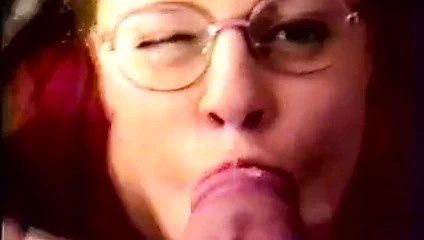 Gözlüklü Queeny yüz patlaması