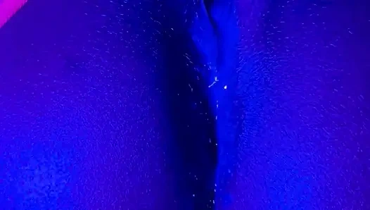 Zenci tanrıça sızdırıyor: neon tanga ve dildo fışkırtıyor