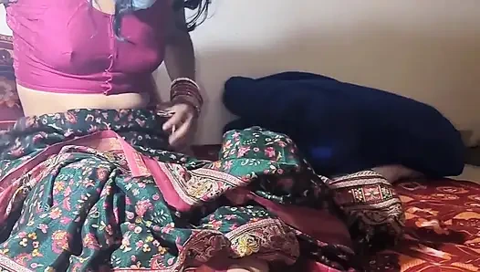 Hintli 18 yaşındaki desi bakire kız kocasıyla balayında sert sikişiyor