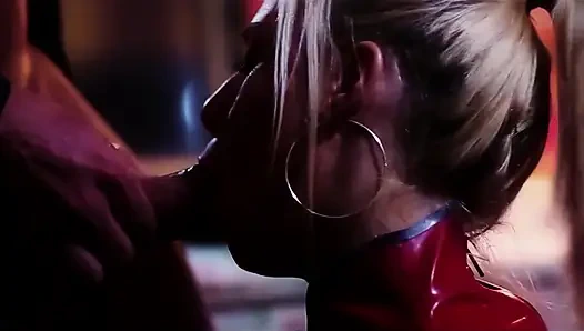 Carla Cox ve Holly lastikle eğleniyor