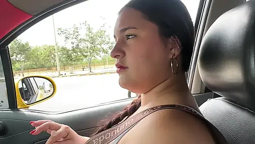 Güzel kız sokakta ayakta kalıyor ve onu eve götürmek için yardımımı sunuyorum