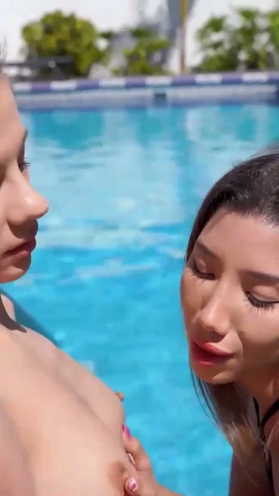 Bize Katılın! Layla Scarlett & Mia Mi ile LesbianSummer | Bölüm 1