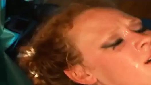 İtaatkar bir kalıpta ateşli kızıl saçlı