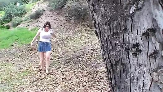 Dolgun göğüslü esmer sürtük oturma odasında üç sert erkeği idare edebilir