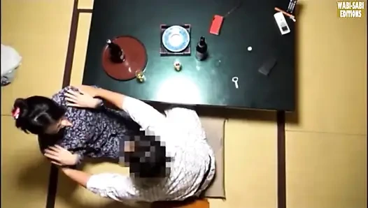 Özel bir oda seansında yakalanan bir kaplıca görevlisinin saatler sonra baştan çıkarılması -sahne.1