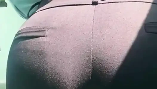 Tangalı güzel büyük götlü sekreter tüm üniformasını çıkarıyor ve gelene kadar ofiste mastürbasyon yapıyor