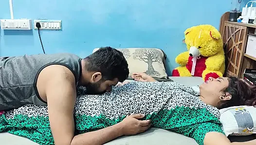 Mallu evli kadın kocası tarafından romantizme basıyor ve öpüşüyor