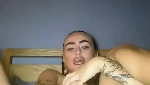 Sürtük gotik boşalana kadar kendini parmaklıyor