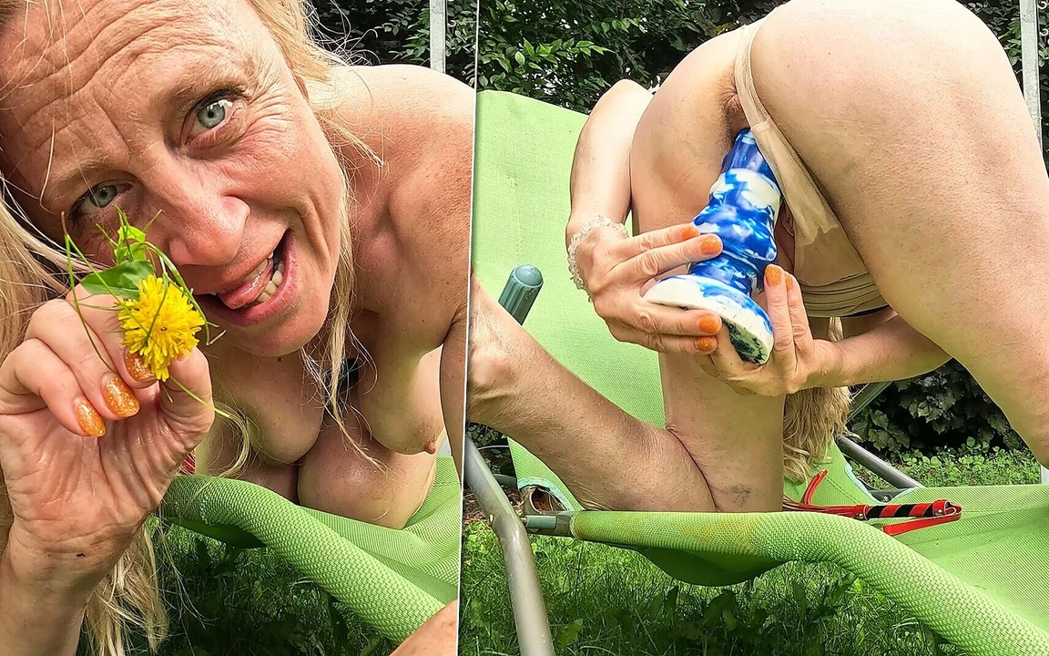 Мега-дилдо в моей пролапсной киске