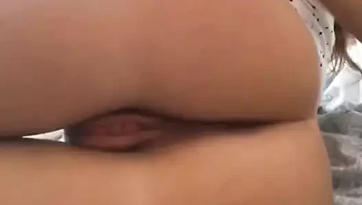 Süper sevimli kız arkadaşı erkek arkadaşı için video kaydeder