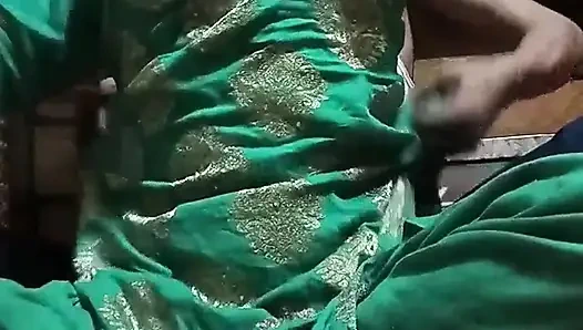 Hintli kadın göğüslerini sertçe bastırıyor ve devar tarafından emiyor