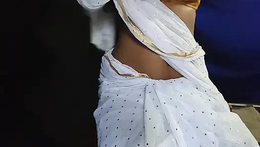 Kendi kendine seksi ateşli kız göğüslerini gösteriyor