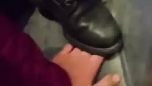 Sert elle ayaklar altına alın edepsiz çizmeler cht 46