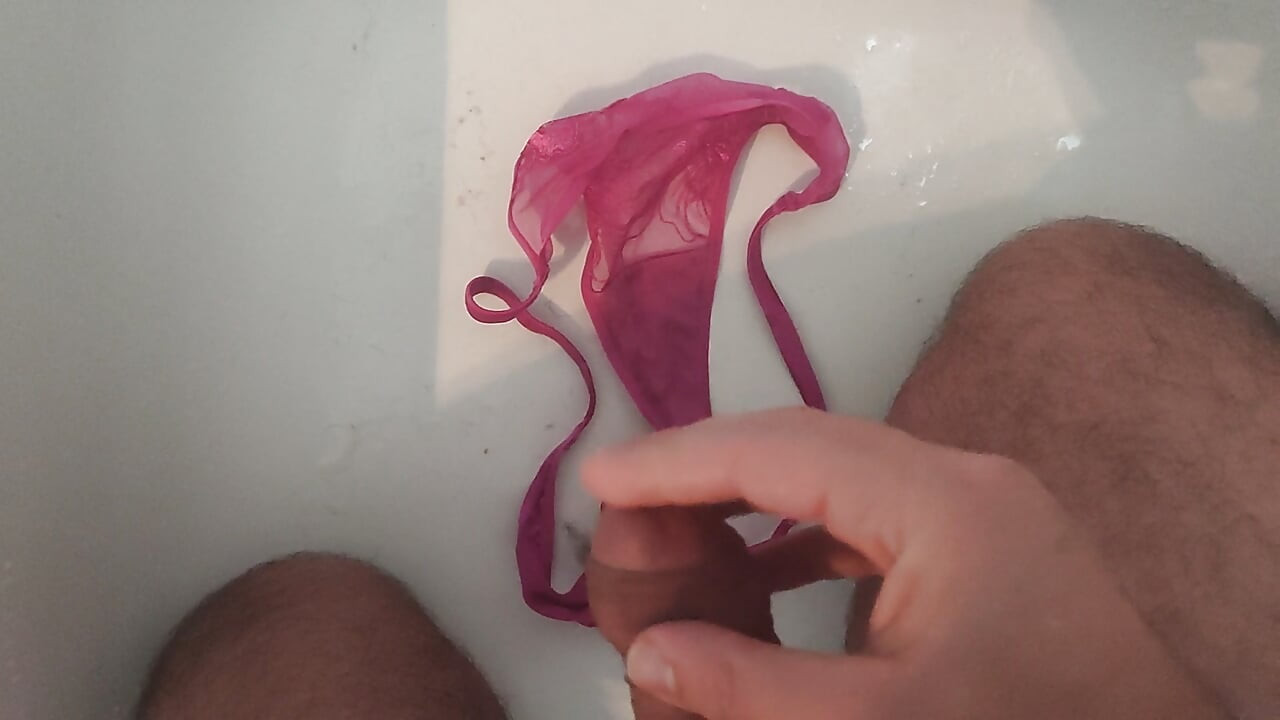 Kuzenimin kız arkadaşının tanga külot spermi güzel pembe tanga üzerinde mastürbasyon