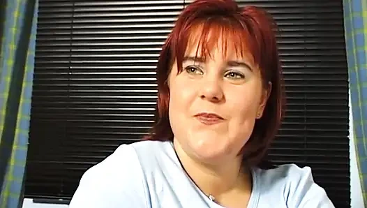 Kızıl saçlı muzla mastürbasyon yapıyor