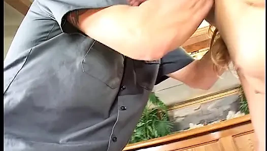 Sarışın genç kızın götüne şaplak atılıyor ve iki deneyimli adamdan sert çifte penetrasyon
