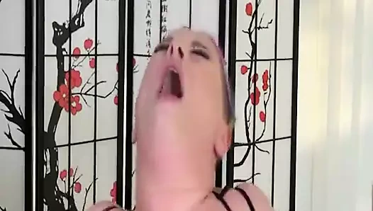 İki sürtük güzel bir sert yarağı paylaşıyor