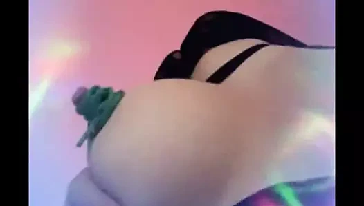 Lidia fa numeri da circo coi capezzoli