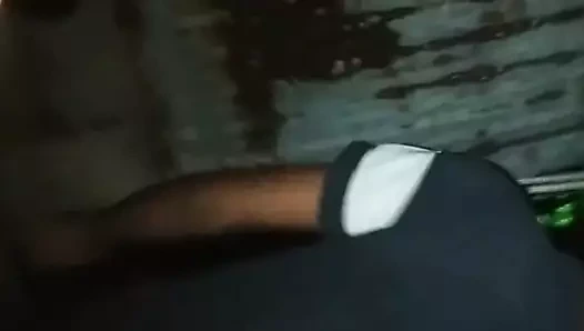 Gece yarısı Hintli büyük yaraklı adam işiyor