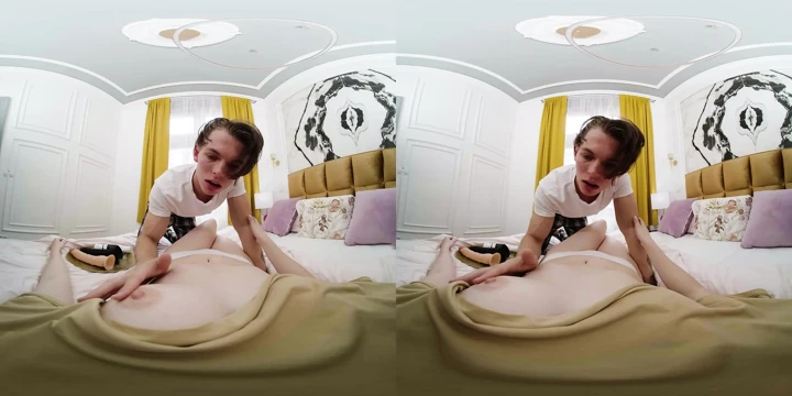 Erkek arkadaşın en sevdiğin dildoları oynaması için getiriyor - vr