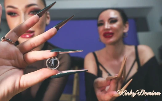 Dev uzun tırnaklar ve minik erkekler