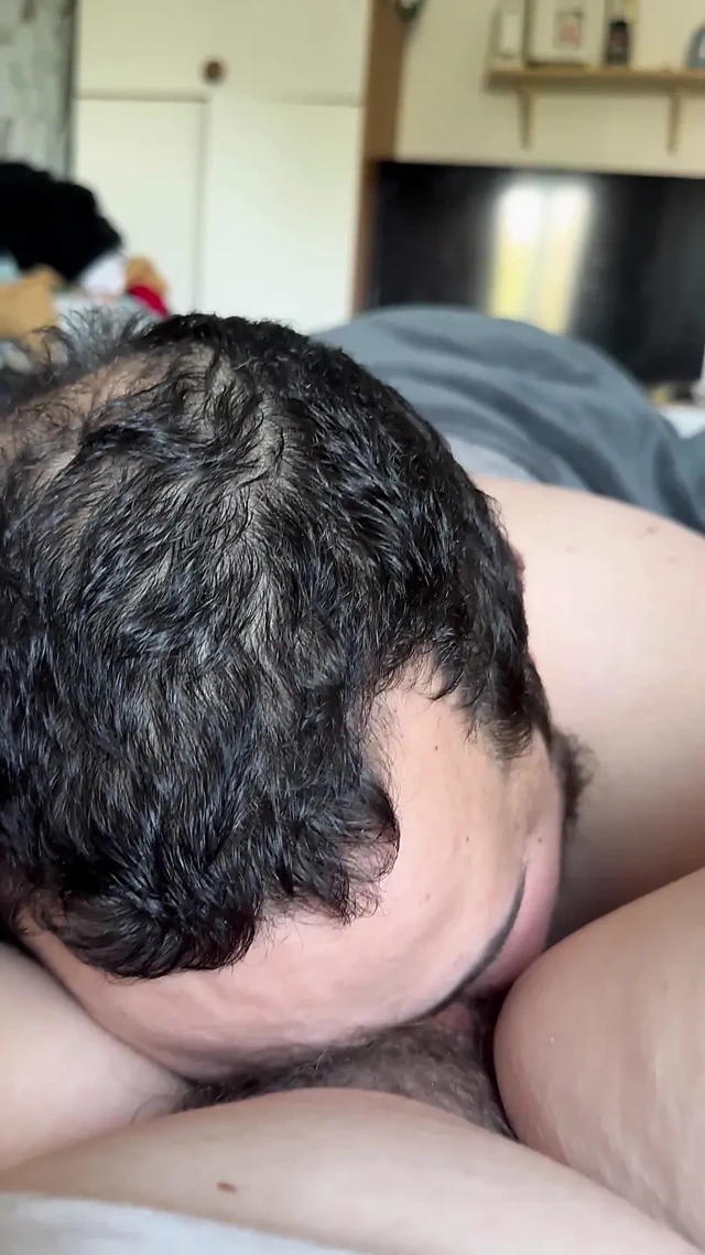 Kız arkadaşını dışarıda yalıyor