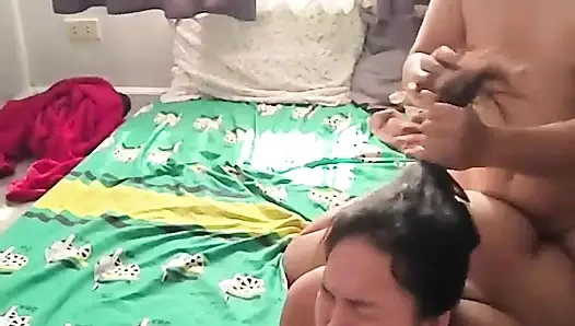 ASYALı ÜVEY ANNE YARALı ÜVEY OĞLUNA BANYO YAPMASıNA YARDıM EDIYOR VE SONUNDA SIKINI EMIYOR VE DÖLLENIYOR BÖLÜM 2