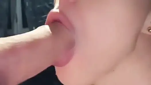 Ateşli bluzlu kız harika oral seks yüzü gırtlağına kadar sikiliyor ve yutuyor