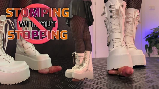 Beyaz platform çizmeler içinde durmadan mastürbasyon - yarak topları eziyor eziyor, ayakkabıyla muamele, çizme, cbt, taşak ezme, çiğneme