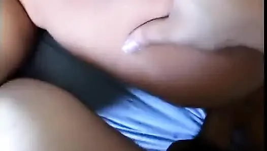 Taze yüzlü esmer yarak emiyor ve dölleniyor