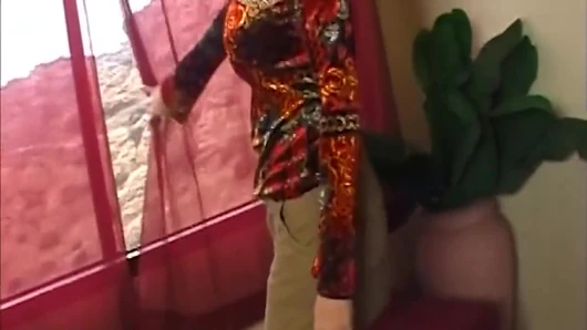 Sarışın orta yaşlı seksi kadın zonklayan yarağı gırtlağına kadar alıyor ve her yere boşalıyor