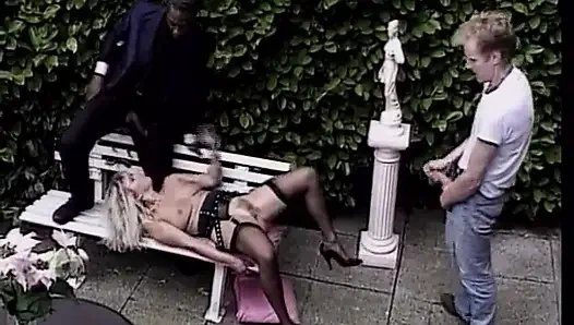 Almanya'dan sarışın kız üçlü sekste sikiliyor