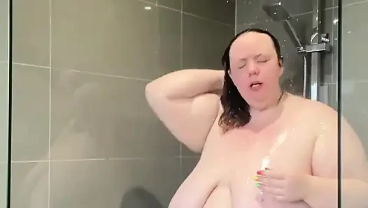 Duşta yürümek sadece farklı vurdu