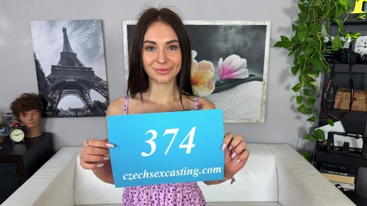 Güzel ve utangaç Emma Evas'ın hiç deneyimi yok