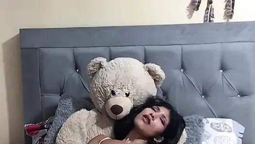 Ateşli sıska yağlanmış vibratörle mastürbasyon yapıyor.