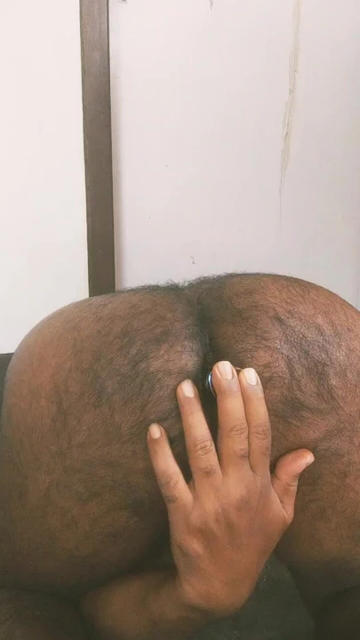 Anal tıkaçlı Hintli pirsingli yarak.