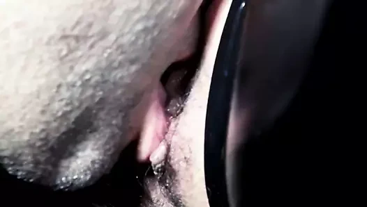 Boşalana kadar lateks amını yalıyorum