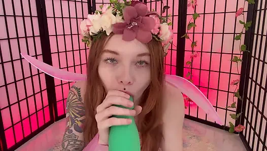 Yaramaz küçük elf büyük dildo emiyor