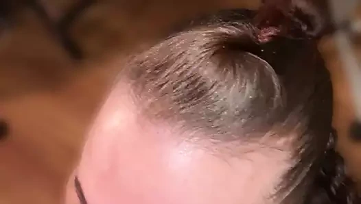 Şişman sürtük sert yarağı azdırıyor ve yüzüne büyük bir boşalma alıyor