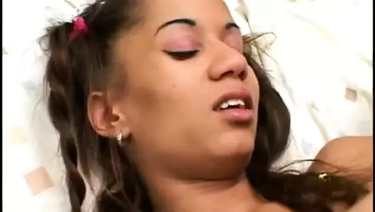 Küçük güzel memeli güzel mocha peacherino mya mason amını ve sıkı götünü beyaz bir adama doldurtuyor