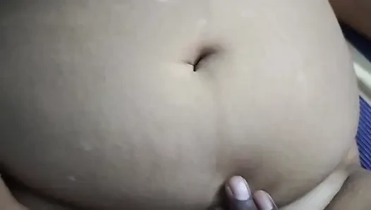 Ateşli tombul Tamil evli kadın kocası tarafından karnına ve göğüslerine masaj yaparken vibratörle oynuyor