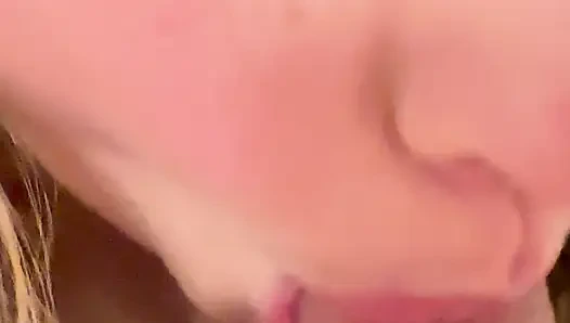 Asmr yakın çekim: şehvetli oral seks ve frenulum yalama ve boşalma