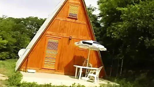 Almanya'dan ateşli sarışın genç kız arka bahçede sert sikiliyor